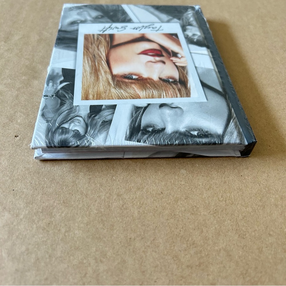 Taylor Swift Collectible Hardcover Book Taylor Swift Spotlight On A Legend Book - Picture 8 of 12